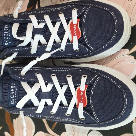 Brand NEW in Box Skechers Arch Fit Arcade Sneakers - Picture 3 of 5